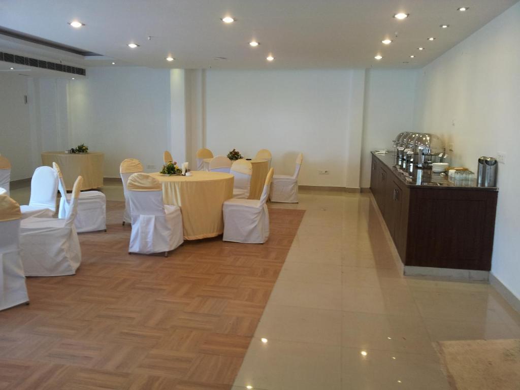 Oyo 1227 Hotel Rousha Inn Газиабад Екстериор снимка