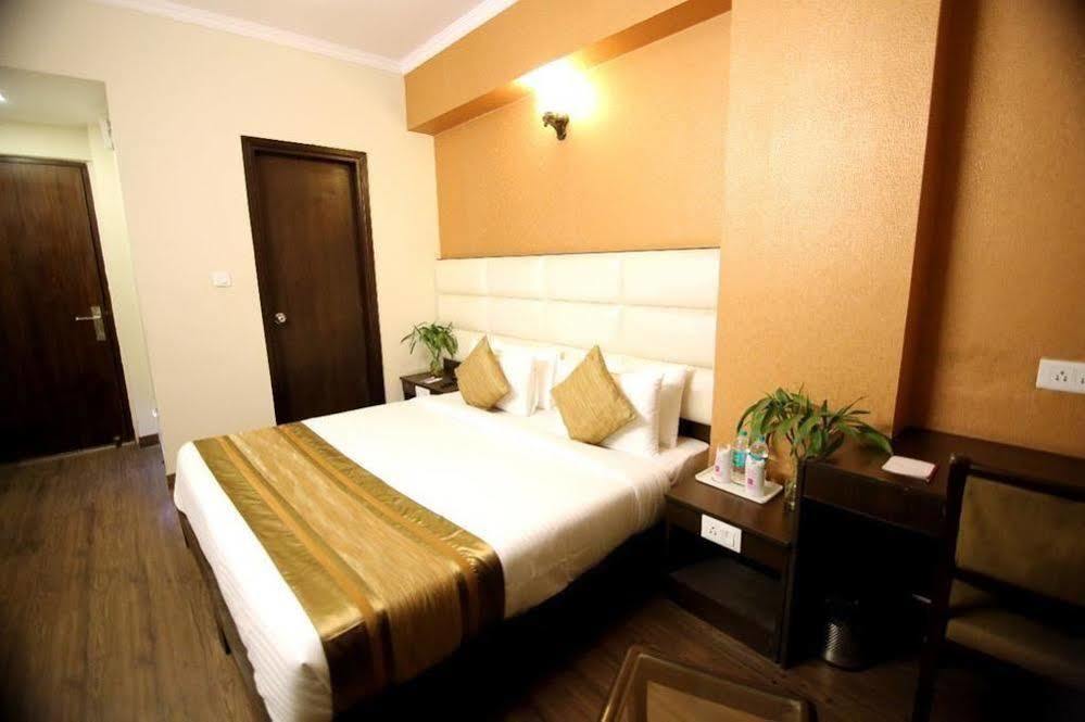 Oyo 1227 Hotel Rousha Inn Газиабад Екстериор снимка