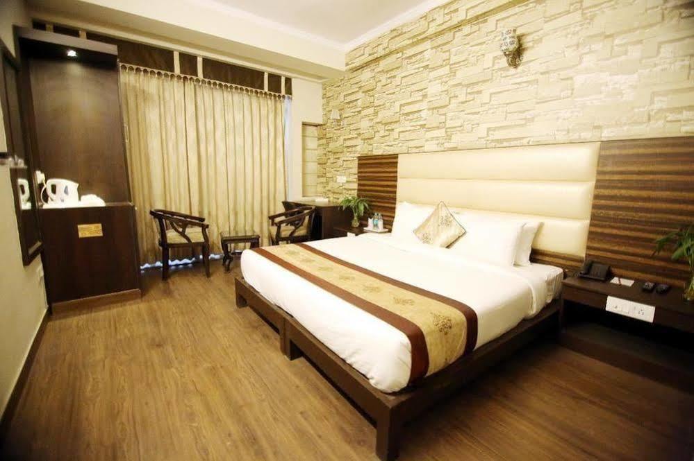 Oyo 1227 Hotel Rousha Inn Газиабад Екстериор снимка