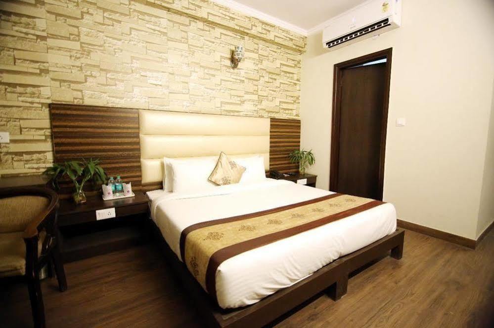 Oyo 1227 Hotel Rousha Inn Газиабад Екстериор снимка