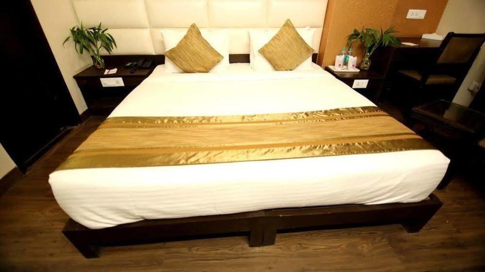 Oyo 1227 Hotel Rousha Inn Газиабад Екстериор снимка