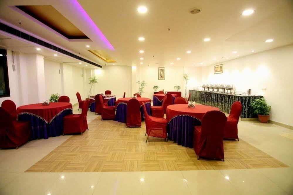 Oyo 1227 Hotel Rousha Inn Газиабад Екстериор снимка