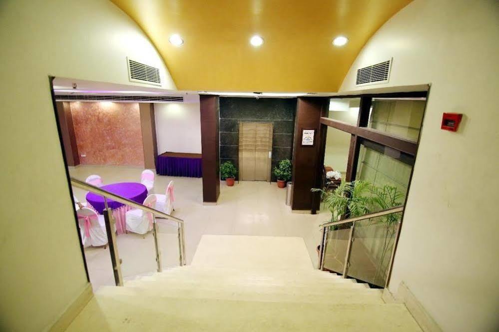 Oyo 1227 Hotel Rousha Inn Газиабад Екстериор снимка